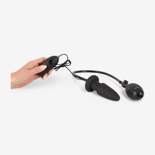 Musta silikoninen pumpattava ja värisevä anaalitappi, jossa käsipumppu ja johdollinen kaukosäädin.